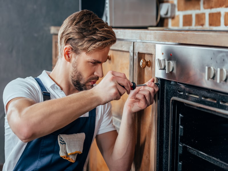 técnico reparando Horno Nibels.