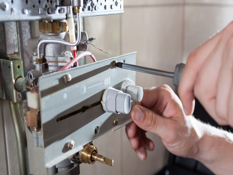 técnico reparando Acumulador Nibels.